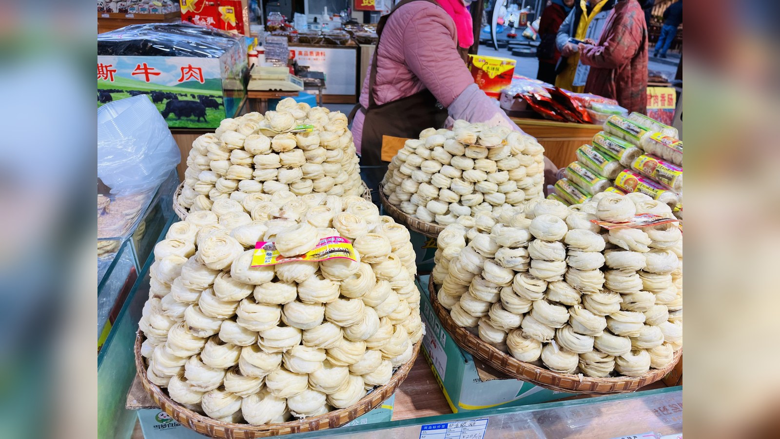 Bánh bán tại quầy trong khu phố cổ Hoàng Long Khê