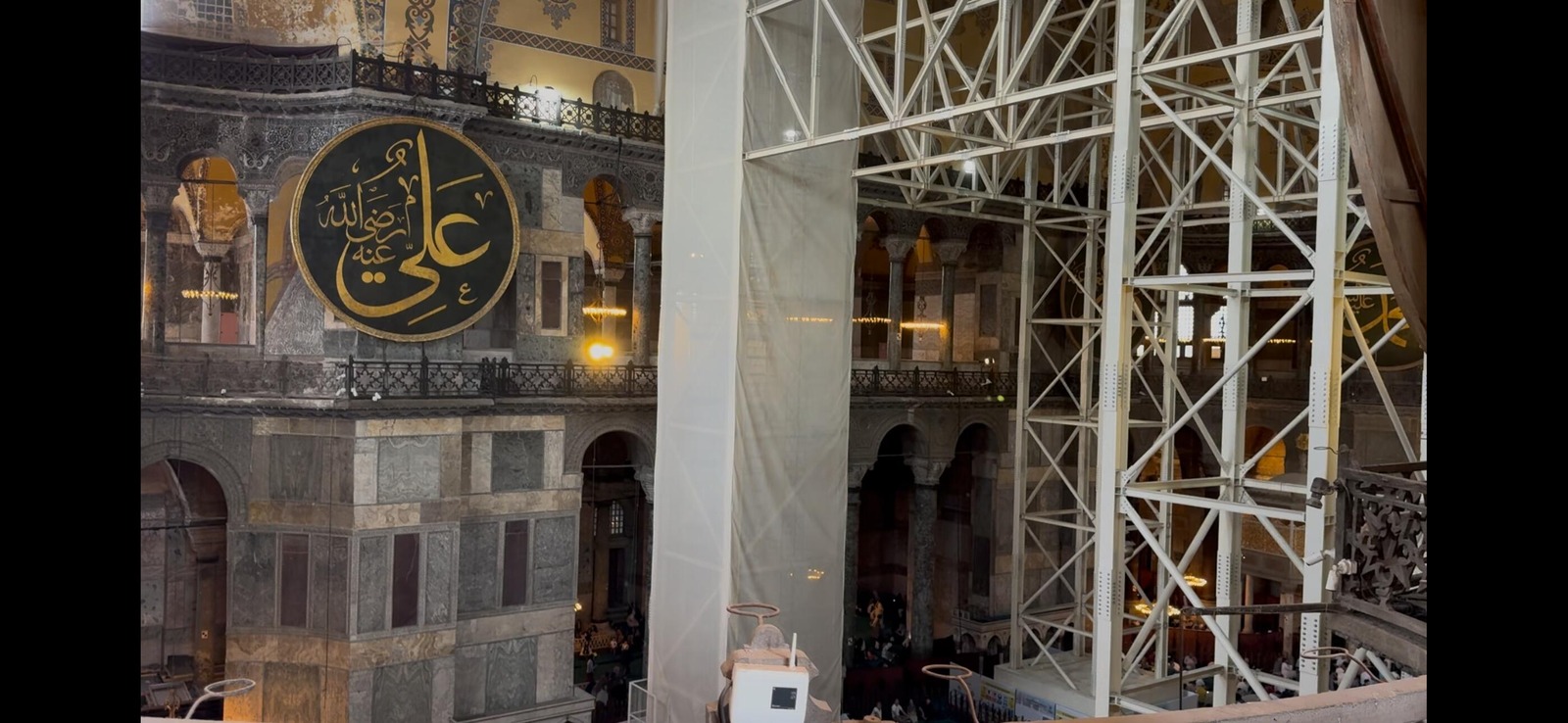 Giàn giáo bên trong Hagia Sophia trong ảnh du khách