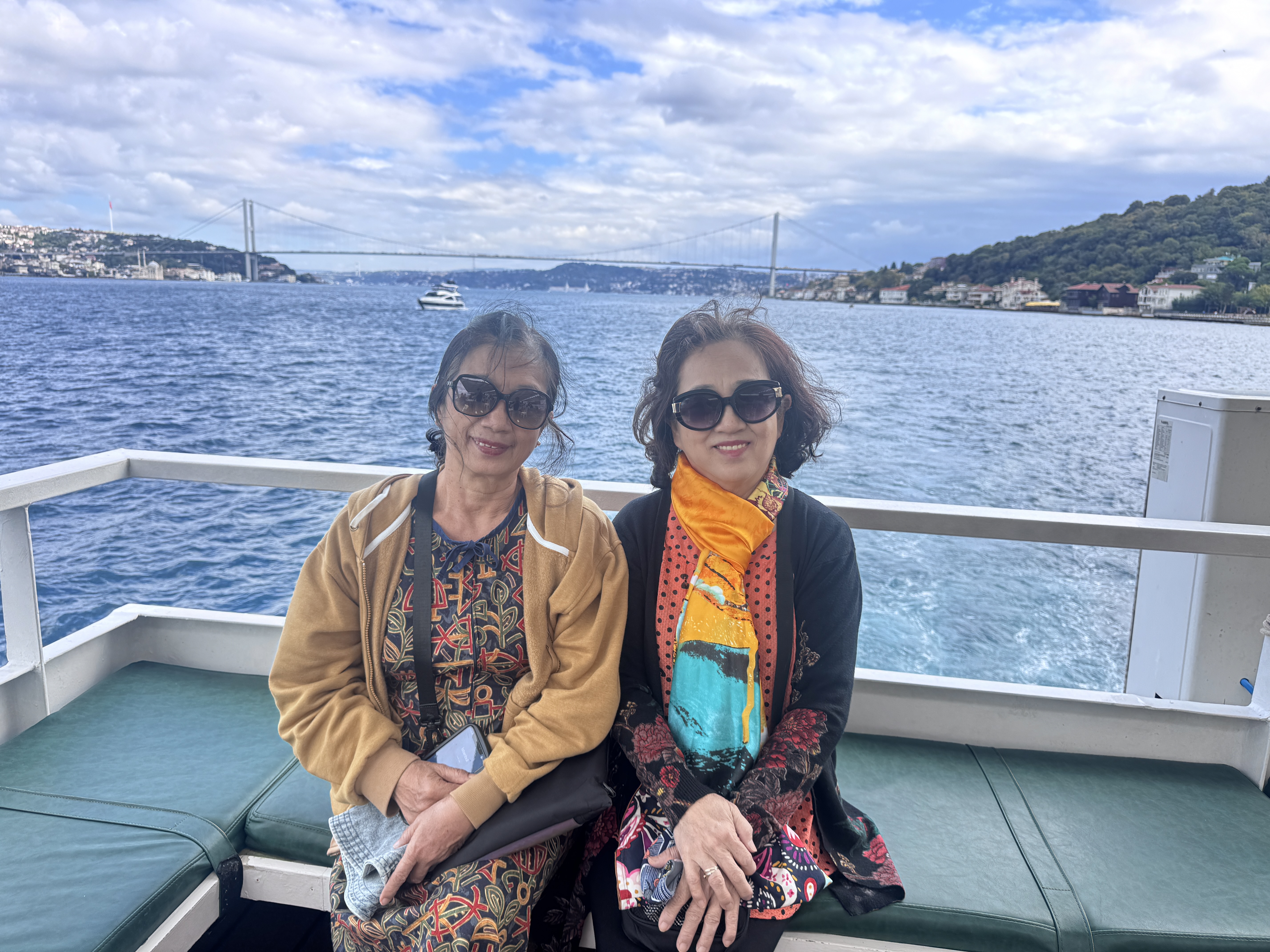 Khách đoàn SVietnam trên tàu với eo biển Bosphorus phía sau