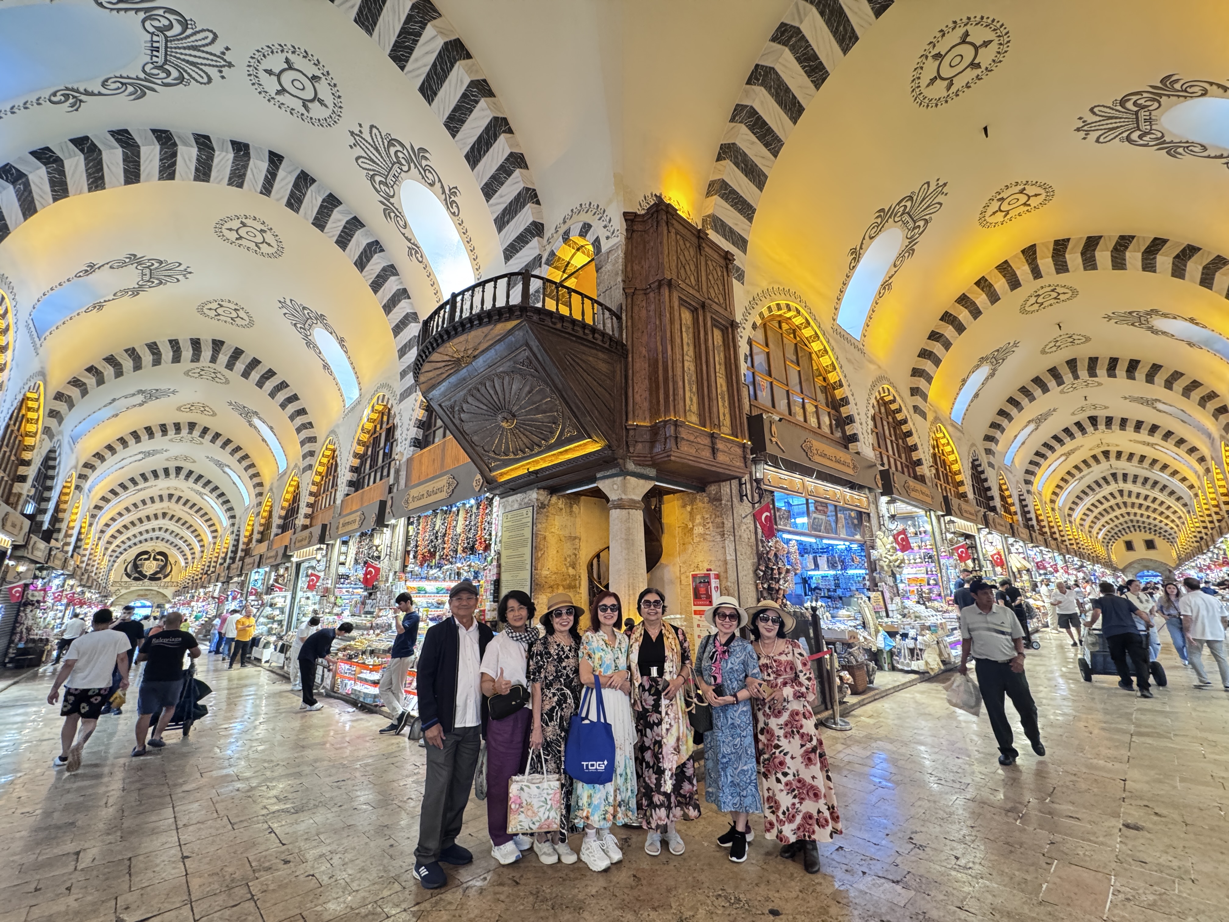 Đoàn SVietnam dưới những mái vòm của Chợ Gia Vị Istanbul