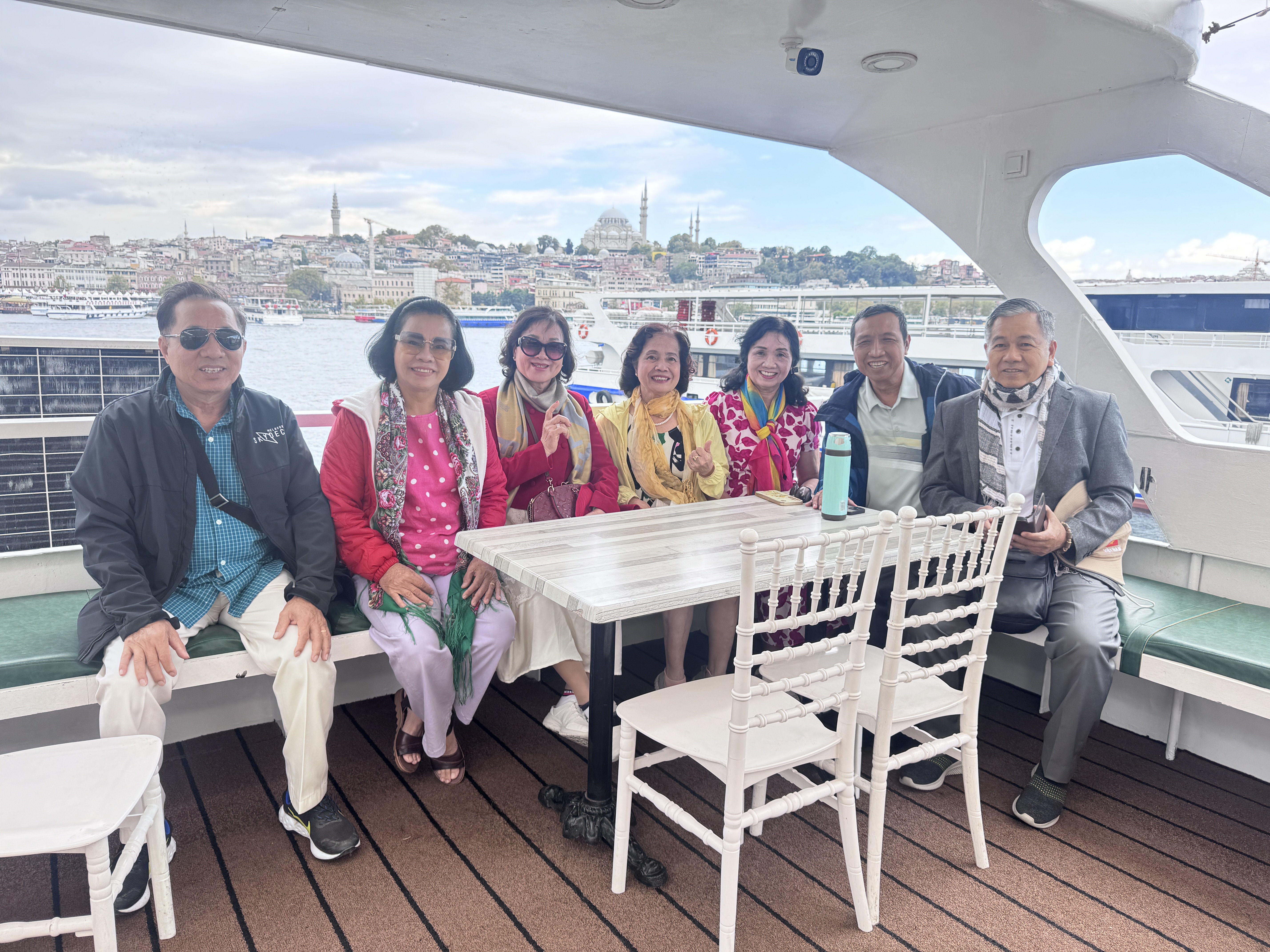 Nhóm khách SVietnam trên boong tàu ngắm cảnh Istanbul