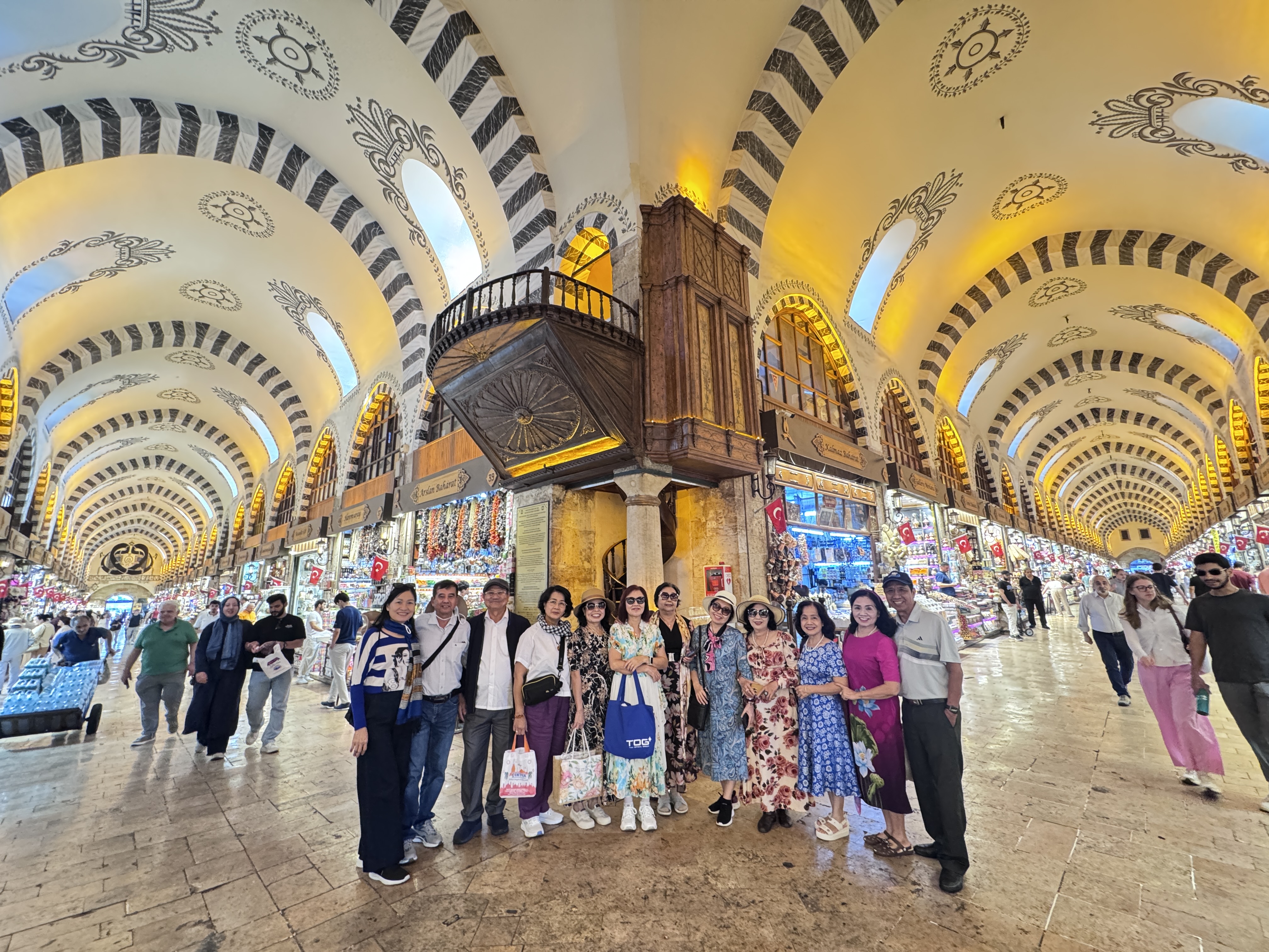 Đoàn SVietnam trong Chợ Gia Vị Istanbul