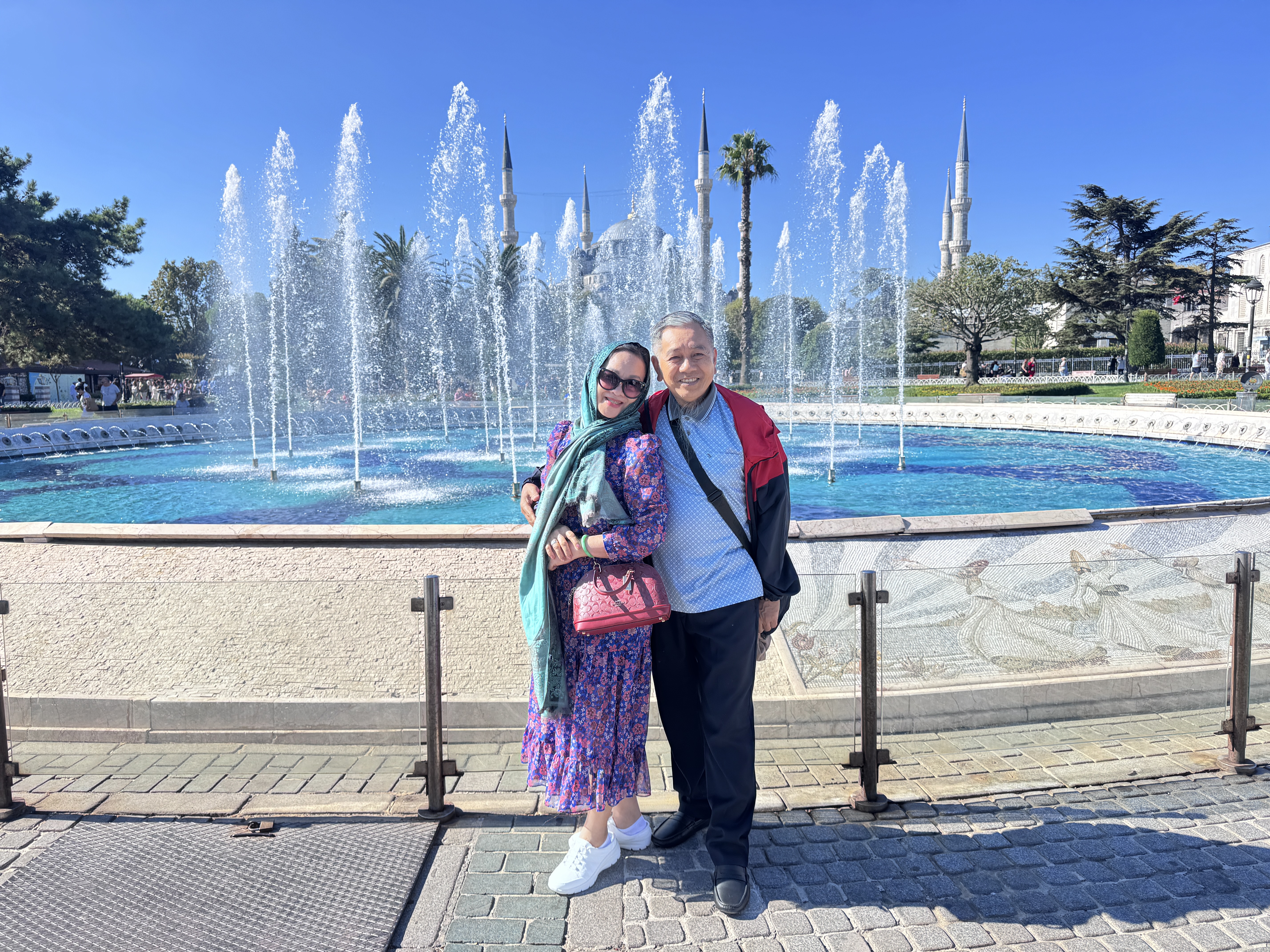 Khách đoàn bên đài phun nước ở quảng trường Sultanahmet