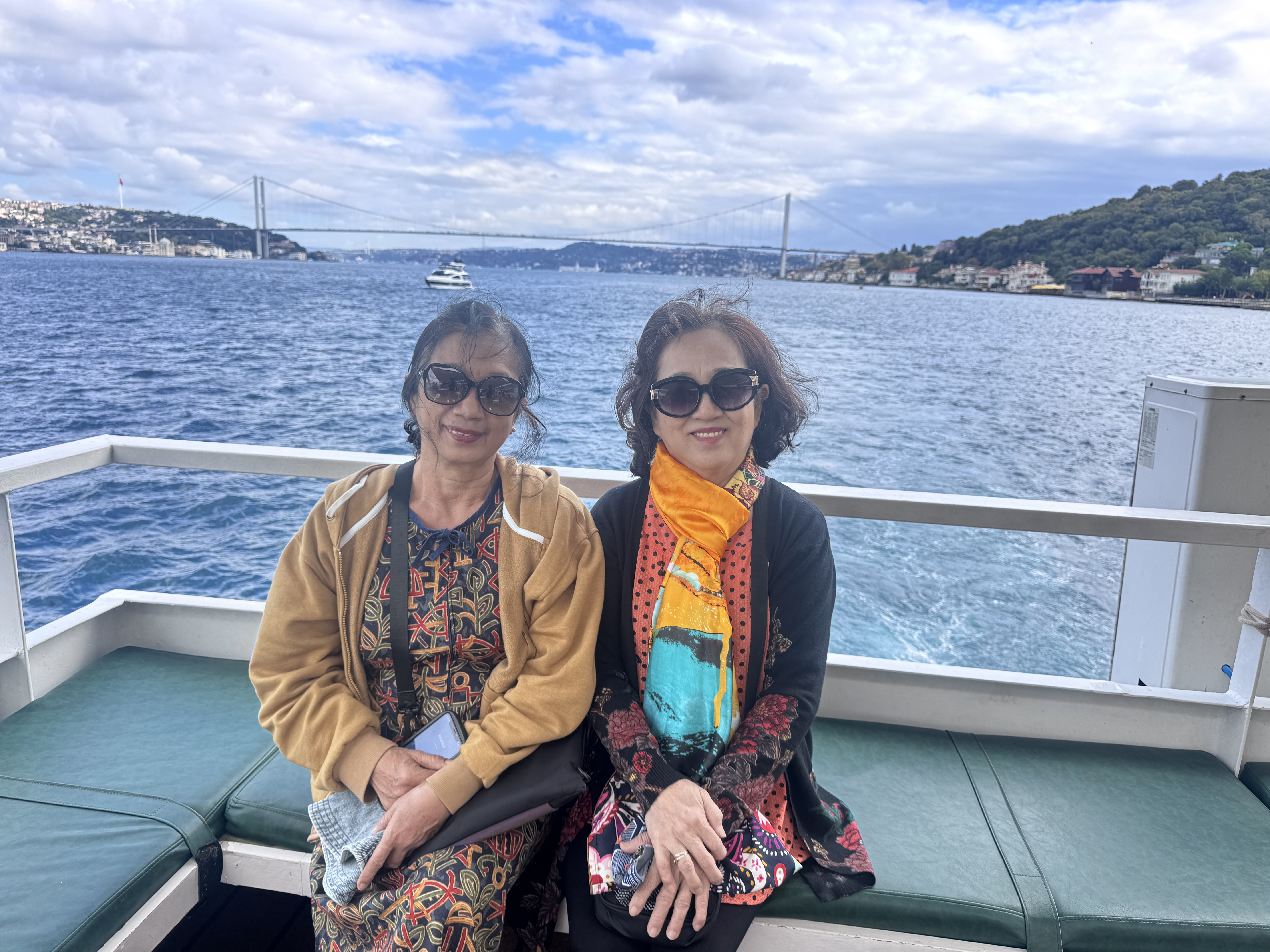 Hai khách đoàn SVietnam trên tàu ở Bosphorus